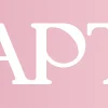 Частично обрезанная надпись белыми заглавными буквами &laquo;APT&raquo; на нежно-розовом фоне.