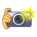 Мультяшная иконка фотоаппарата, который держит рука, с работающей вспышкой